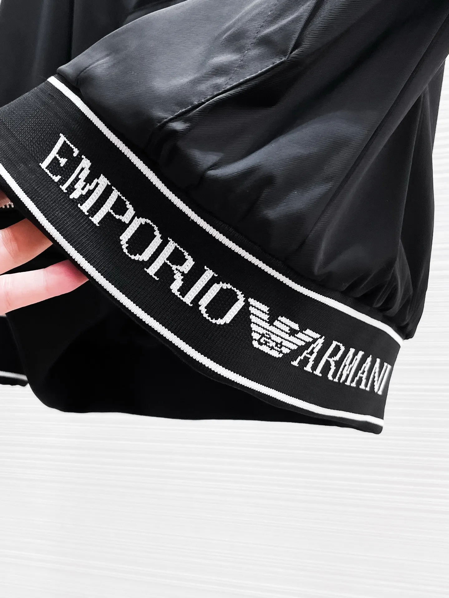 Armani official website Same Style, complete with three labels, on sale in advance. 2026 Autumn and Winter New Arrival men's jacket, Original with complete three labels, Premium version. Custom-made fabrics at the counter. Breathable, high comfort, impeccable details, brand element design concept, reflecting high quality. It feels delicate and soft, presents a casual cut, and has a great upper body shape. Sizes: M～3XL,